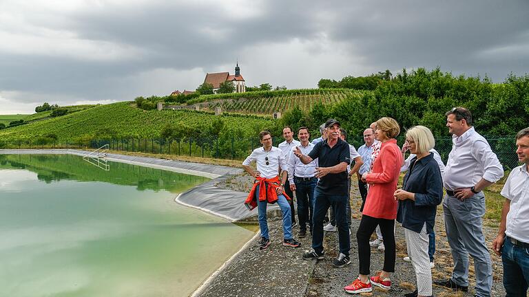 Den Appell, die Winzer in Franken bei der Bewässerungsinfrastruktur zu unterstützen, richtete Weinbaupräsident Artur Steinmann an Bundestagsabgeordnete Anja Weisgerber und ihre Arbeitsgruppe Umwelt und Naturschutz der CDU/CSU-Fraktion am Wasserspeicher Vinaqua in Volkach am Main.
