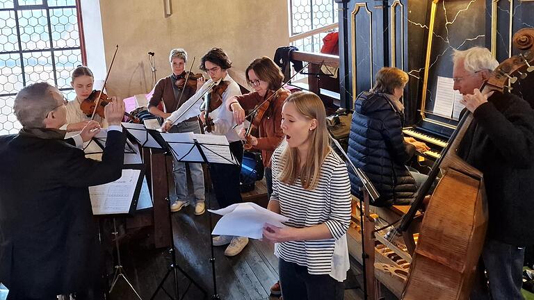 Das neu gegründete Kirchenorchester St. Vitus bei der Probe auf der Empore der Vituskirche Veitshöchheim mit (von links) Leiter Harald O. Kraus, Elisabeth Knorr, Christine Gaillard, Jason Ackermann, Eva-Maria Kieninger, Amélie Kraus, Ariane Metz und Reinhard Koschnick.