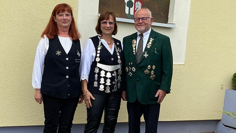 Im Bild (von links): 2. Ritterin Christine Wilhelm, Königin Monika Wilhelm und 1. Ritter Gerhard Stöcker.