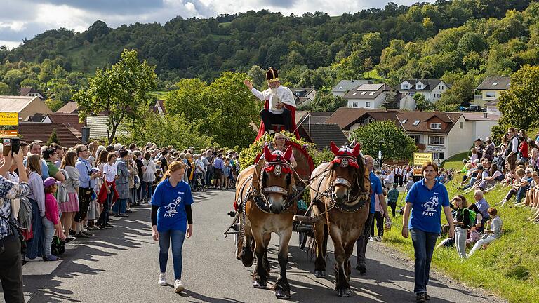 So schön war es 2023: Der Festumzug durch Weisbach in der Rhön ist jedes Jahr ein Höhepunkt des langen Festwochenendes. So schön war es 2023: Der Festumzug durch Weisbach in der Rhön ist jedes Jahr ein Höhepunkt des langen Festwochenendes.