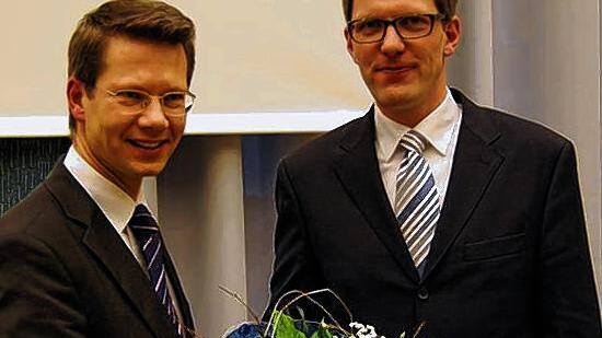 Blumen für den Neuen: Neuer Leiter des Referats Sicherheit, Ordnung und Baurecht ist Jan von Lackum (rechts). Er wechselt von der Stadt Erlangen nach Schweinfurt. Oberbürgermeister Sebastian Remelé begrüßte den Juristenkollegen mit einem Blumenstrauß.