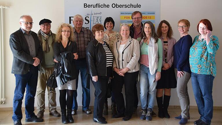 Klassentreffen nach 30 Jahren Fachabitur       -  (vo)   Zum ersten Klassentreffen nach 30 Jahren fanden sich am Samstag neun ehemalige Schülerinnen und ein Schüler aus dem Landkreis in der FOS/BOS in Marktheidenfeld ein. Nach zwei Jahren Schulzeit hatten sie im Sommer 1987 ihr Fachabitur in der Ausbildungsrichtung Sozialwesen abgelegt. Gerd Dobesch, derzeitiger Schulleiter und damaliger Lehrer, begrüßte die ehemaligen Schüler und stellte ihnen bei einem Rundgang die sanierte Schule vor. Gemeinsam mit den früheren Lehrern Karlheinz Beck und Dieter Meier begab sich die Gruppe auf eine Zeitreise und erinnerte sich an so manch witzige Anekdote aus der Schulzeit. Nach einer Führung durch die Marktheidenfelder Altstadt schwelgten sie am Abend im Hotel &bdquo;Zur schönen Aussicht&ldquo; in Erinnerungen. Hier stießen auch der ehemalige Englischlehrer Karl Fuchs und die Musiklehrerin Sheila Spencer zu der fröhlichen Runde. Obwohl sich die meisten seit 30 Jahren nicht mehr gesehen hatten, entstand zeitweise der Eindruck, als wäre der letzte Schultag noch gar nicht so lange her gewesen. Eine Mammutaufgabe, die großes detektivisches Gespür erforderte, hatten die beiden Organisatorinnen Christina Kuhn und Barbara Huber geleistet. Obeowhl die meisten der damals 16 Schülerinnen nicht mehr ihren Mädchennamen tragen und auch umgezogen sind, machten die beiden Organisatorinnen alle ausfindig &ndash; auch jene, die aus Jena, Heidelberg oder München angereist waren.