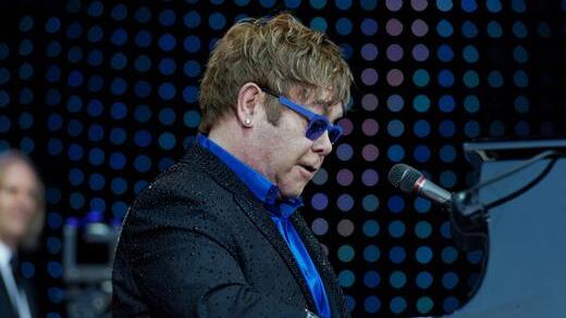 Elton John       -  Elton John in Würzburg. Begeisterte Fans auf dem Würzburger Residenzplatz nach 150 minütigem Konzert des Briten. Hit an Hit spielte der 65-Jährige mit seiner Band aus seiner langen Karriere. Natürlich fehlte auch die meistverkaufte Single der Welt 'Candle in the wind' nicht. 14.7.2012