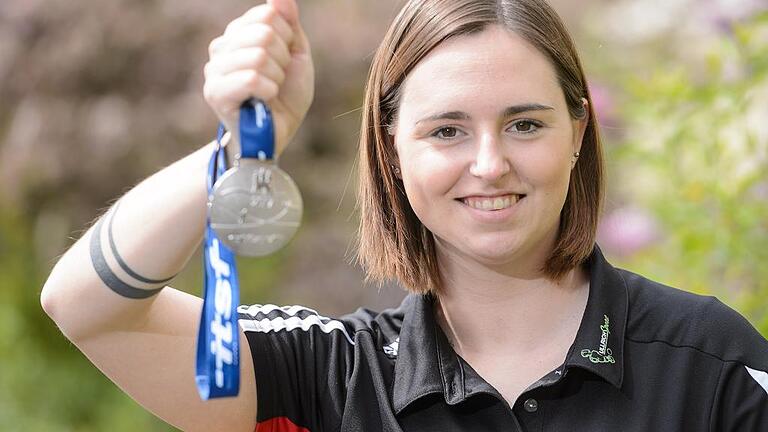 Kicker-Vizeweltmeisterin im Damen Doppel       -  So sieht eine Silbermedaille der Tisch-Kicker-WM aus: Eine stolze Katja Dwenger.