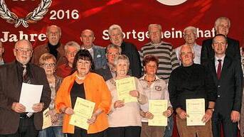 Sie halten schon 50 Jahre der SG die Treue und erhielten dafür eine Ehrenurkunde. Sie halten schon 50 Jahre der SG die Treue und erhielten dafür eine Ehrenurkunde.
