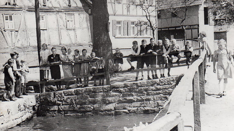 Historisches Leinach: Die Dorfjugend trifft sich an der Weth. Historisches Leinach: Die Dorfjugend trifft sich an der Weth.