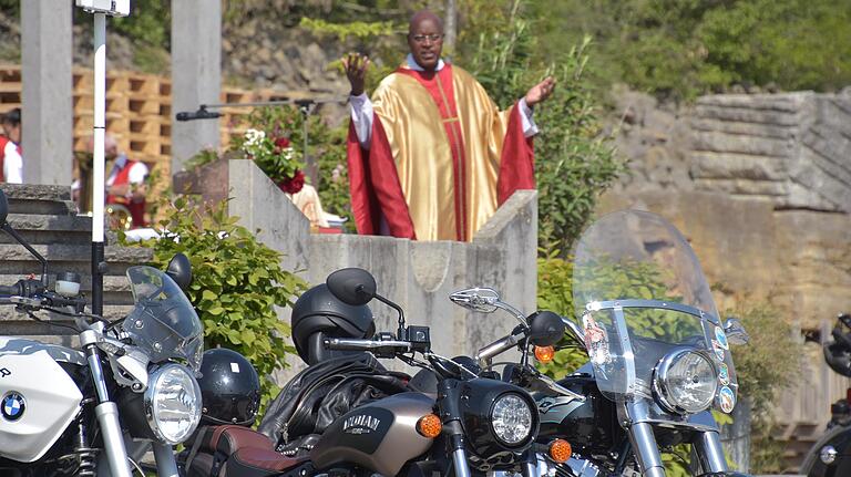 Auch als die Mikrofonanlage ausfiel, hatte Pfarrer Zacharias Nitunga noch viel zu sagen und das kam bei den Gottesdienstbesuchern sehr gut an Auch als die Mikrofonanlage ausfiel, hatte Pfarrer Zacharias Nitunga noch viel zu sagen und das kam bei den Gottesdienstbesuchern sehr gut an