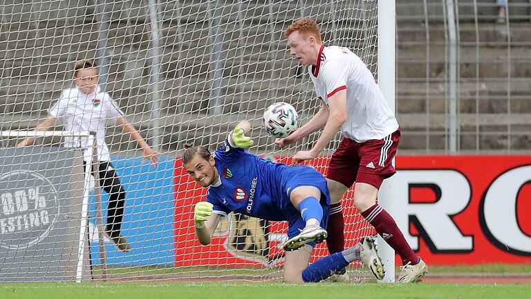 Haut sich rein: Der neue Schweinfurter Torwart Bennet Schmidt (blaues Trikot), hier gegen Tim Sausen (1. FC Nürnberg II). Haut sich rein: Der neue Schweinfurter Torwart Bennet Schmidt (blaues Trikot), hier gegen Tim Sausen (1. FC Nürnberg II). 