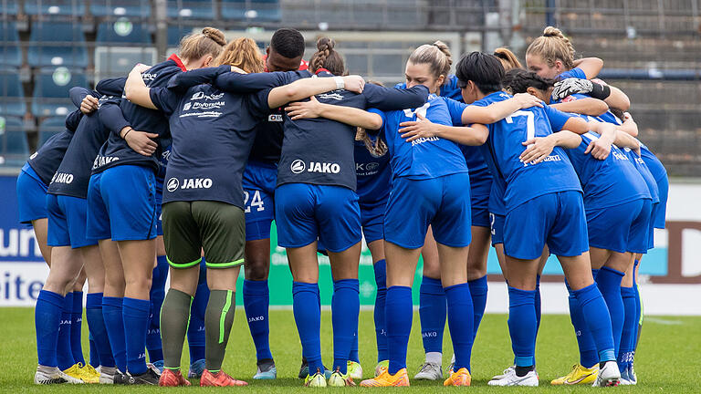 Turbine Potsdam.jpeg       -  Das Team von Turbine Potsdam steht im Kreis zusammen. Das ehemals beste Team Europas droht, in der Bedeutungslosigkeit zu verschwinden.