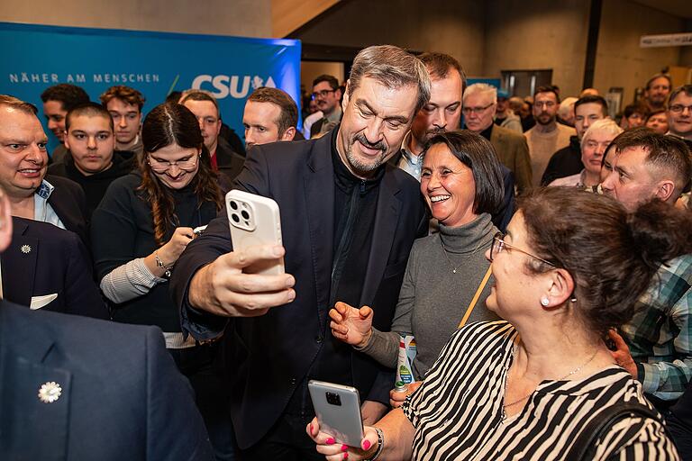 Ein Selfie mit Söder: Die Besucherinnen und Besucher des CSU-Bezirksempfangs hatten ihren Spaß mit dem Bayerischen Ministerpräsidenten. Ein Selfie mit Söder: Die Besucherinnen und Besucher des CSU-Bezirksempfangs hatten ihren Spaß mit dem Bayerischen Ministerpräsidenten.