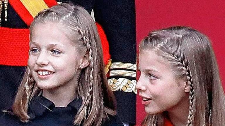 National day parade in Madrid       -  Wenigstens die Prinzessinnen Leonor (links) und Sofia hatten Spaß bei der Parade am Mittwoch in Madrid.