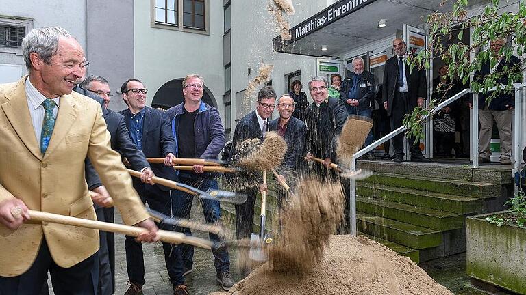 Spaß im Regen: Der Spatenstich fürs neue Matthias-Ehrenfried-Haus in der Bahnhofstraße in Würzburg. Im Bild unter anderen von rechts Domkapitular Clemens Bieber, der Leiter des ME-Hauses Jürgen Krückel, OB Christian Schuchardt; links der stellvertretende Landrat Armin Amrehn. Foto: Thomas Obermeier