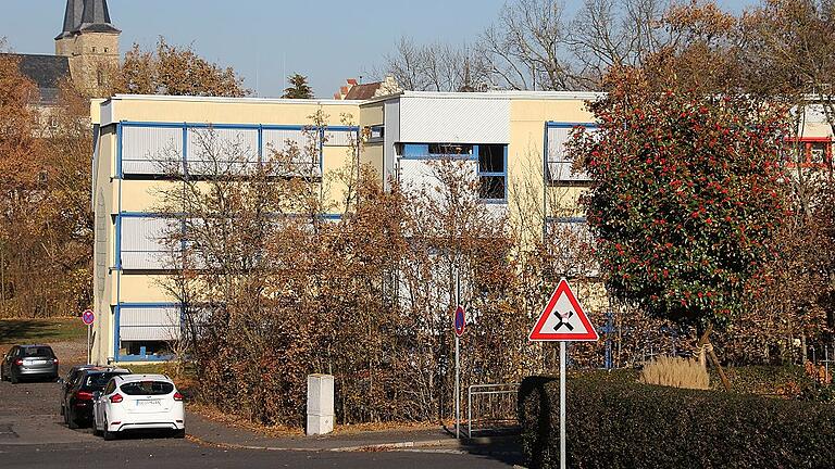 Blick von der Straße &bdquo;Zur Volkach&ldquo; auf die Mittelschule am Lülsfelder Weg in Gerolzhofen.