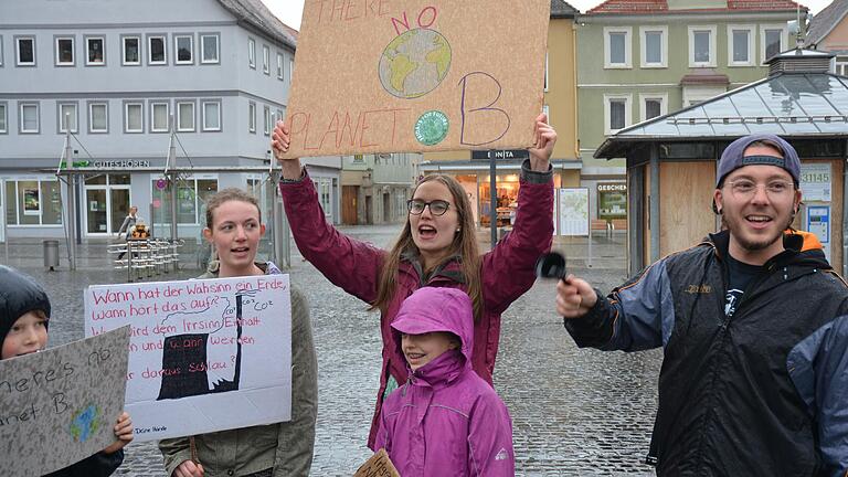 Gingen lautstark voran. Die drei Organisatoren der ersten Fridays for Future-Demo in Bad Neustadt (von links) Merle Seufert, Pauline Beck und Manuel Hikel.