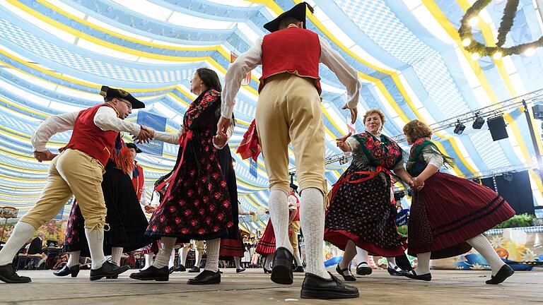 Hier geht's flott: die Tanzgruppe des Trachtenvereins Karlstadt bei ihrem Auftritt am Samstag im Festzelt der Laurenzi-Messe in Marktheidenfeld. Hier geht's flott: die Tanzgruppe des Trachtenvereins Karlstadt bei ihrem Auftritt am Samstag im Festzelt der Laurenzi-Messe in Marktheidenfeld.