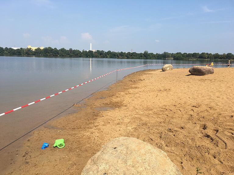 Von der Spitze des Sees, vom Parkplatz an der Schwebheimer Landstraße kommend, bis hinter den Spielplatzbereich lief die erste Sperrung für die Mäharbeiten.