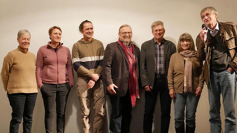 Bei der Spendenübergabe im Mehlingskeller: Karin Offermann und Alex Büdel vom Infopoint, Matthias Mehling, Joachim Salzmann vom Helferkreis Migration, Michael Donath von der Lohrer Tafel sowie Renate und Richard Winter.