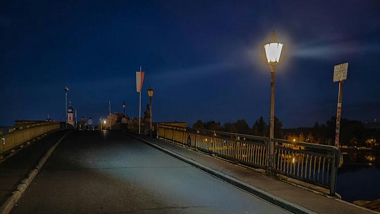 Auf der Alten Mainbrücke in Kitzingen leuchten derzeit nur zwei von zwölf Lampen.