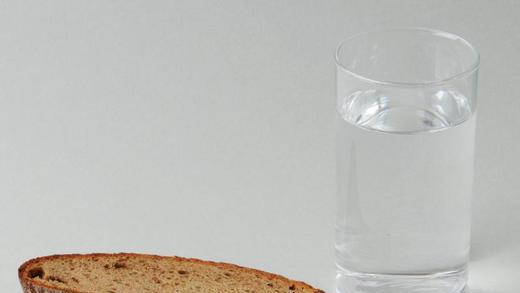 Fasten bleibt ein Thema       -  Fasten ist weiterhin ein Thema für die Deutschen. In der Zeit muss es nicht nur Brot und Wasser sein. Die meisten verzichten auf Alkohol, Süßes oder Fleisch. Foto: Armin Weigel