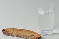 Fasten bleibt ein Thema       -  Fasten ist weiterhin ein Thema für die Deutschen. In der Zeit muss es nicht nur Brot und Wasser sein. Die meisten verzichten auf Alkohol, Süßes oder Fleisch. Foto: Armin Weigel