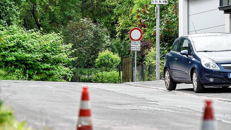 Anwohner: Widerstand gegen die Steinleintrasse - Es ist eine idyllische Stichstraße, das Steinlein im Stadtteil Versbach. Hier fährt nur, wer dort wohnt oder im kleinen Discounter einkaufen will, der aber schon vorne an der vierspurigen Hauptstraße größer und moderner gebaut wird. Aber schon bald soll hier der Durchgangsverkehr nach Oberdürrbach laufen, das will zumindest eine Vorlage der Verwaltung, die an diesem Donnerstag im Stadtrat behandelt wird. Darin geht es um die lang geplante Erweiterung der Grombühler Straßenbahnlinien 1 und 5 bis zu den Zentren für Innere und Operative Medizin (ZIM/ZOM) der Uniklinken. Sie soll nun endlich gebaut werden. Einer der Verhandlungspunkte zwischen der Stadt und der Uni war dabei gewesen, dass anschließend der Zinklesweg für den Durchgangsverkehr geschlossen werden soll. Während der Besucherverkehr bereits jetzt schon über die Zufahrt am Schwarzenberg zu den Parkplätzen und dem neuen Parkhaus der Unikliniken gelangen kann, würden die Oberdürrbacher dann buchstäblich außen vor bleiben. Also suchte man bei der Stadt schon seit längerem nach Auswegen und fand schließlich auch eine: das Steinlein, bislang eine Stichstraße, soll nun quer über die sogenannte Burgklinge bis zur Oberdürrbacher Straße verlängert werden und so eine Verbindung von der Versbacher Straße nach Oberdürrbach schaffen. Schon 2007 waren dem Stadtrat Machbarkeitsstudien und Kostenberechnungen für verschiedene Trassenführungen vorgelegt worden. Der Umwelt- und Planungsausschuss hatte damals der Studie einer Verlängerung des Steinleins zugestimmt und die Verwaltung beauftragt, in einem Gesamtverkehrskonzept eine gute Verkehrsanbindung Oberdürrbachs an die Innenstadt mit möglichst geringer Verkehrbelastung Grombühls und Versbachs zu erreichen. Dagegen hatte eine Bürgerinitiative „Versbach-Lindleinsmühle - Gegen mehr Durchgangsverkehr“ (BI) protestiert und Anfang 2008 rund 1000 Unterschriften an die damalige Oberbürgermeisterin Pia Beckmann übergeben. „Passiert ist nichts“, sagt Thomas Jarausch, Anwohner im Steinlein und Mitglied der BI. Auf Anfrage von Sabine Wolfinger (CSU) im Stadtrat im Januar dieses Jahres nach dem Sachstand, hatte Stadtbaurat Christian Baumgart berichtet, dass es alte Anträge dazu gebe. Der bevorstehenden Neubau der Kopfkliniken verschärfe die Situation jedoch weiter. Dies sei ein Anlass, erneut Überlegungen zur Steinlein-Trasse anzustellen, so Baumgart weiter. Er halte die Trasse für am ehesten realisierbar, denke aber auch, dass es hier Pro- und Kontra-Stimmen geben werde. Eine Beschlussvorlage zur Weiterführung der Strabalinien 1 und 5 im Hauptausschuss vergangene Woche ruft nun die Kontra-Stimmen, also die Anwohner auf den Plan. Darin hieß es nämlich unter anderem: „Für die verkehrliche Anbindung von Oberdürrbach im motorisierten Individualverkehr während der Bauzeit und danach, wird die sogenannte Steinleintrasse weiterverfolgt. Die Verwaltung wird beauftragt, ein Förderverfahren und den Grunderwerb anzustoßen.“ Allerdings gefiel diese Verknüpfung nicht allen Ausschussmitgliedern, und so wurde darüber kein Gutachten gefasst. Dies soll nun im Stadtrat geschehen. „In Grombühl gab es Infoveranstaltungen der Uni und der Stadt für die Anwohner, mit uns hat niemand geredet. Alle Infos müssen wir uns selber besorgen“, beklagt Thomas Hofmann, einer der betroffen Anwohner am Steinlein. Dabei bieten die Anwohner im Gespräch mit der Redaktion zwei Gegenkonzepte an. Zum einen eine unterirdische „Troglösung“ über das Unigelände vom Schwarzenberg zur Oberdürrbacher Straße. Der Zinklesweg soll nur noch als Zufahrt zu den Kliniken und für Anwohner genützt werden. Als zweites könnten sie sich eine Einbahnstraßenregelung vorstellen, bei der der Verkehr aus Oberdürrbach über den Schwarzenberg abfließt, der Zinklesweg dient als Einbahnstraße Richtung Oberdürrbach und zum ZIM/ZOM. „Alternative Wege im Bereich der Uniklinik sind denkbar“, sagt Stefan Baron, ebenfalls betroffener Steinlein-Anwohner. „Das geht aber nur mit Zutun der Universität“, sagt Baron. „Man muss diese beiden Beschlüsse trennen, die Verquickung ist nicht richtig“, fordert Thomas Jarausch. „Was nicht entstehen darf, ist eine neue Verkehrsachse im Würzburger Norden, die eine Verkürzung der Strecke über die Nordtangente darstellen würde.“ Der SPD-Ortsverein Würzburg-Nord fordert jetzt in einer Pressemitteilung ein übergreifendes Verkehrskonzept, um die Versäumnisse der Vergangenheit rund um die Uni-Klinik wenigstens nachträglich auszugleichen,heißt es. Dieses Konzept müsse auch die Verlängerung der Strabalinien und die daraus folgende verstärkte Nutzung der Straßenbahn berücksichtigen, heißt es. Einfach ohne sorgfältige Prüfung und Planung eine neue Straße zu bauen schaffe nur neuen Verkehr und neue Probleme. ZfW-Vorsitzender Wolfgang Bauman hingegen sieht im Ausbau eine Chance. Er kann sich auf den bislang landwirtschaftlichen Flächen zwischen Steinlein und dem Rotkreuzhof Wohnbebauung vorstellen. Einen entsprechenden Antrage stellt er in der Stadtratssitzung an diesem Donnerstag. Anwohner: Widerstand gegen die Steinleintrasse - Es ist eine idyllische Stichstraße, das Steinlein im Stadtteil Versbach. Hier fährt nur, wer dort wohnt oder im kleinen Discounter einkaufen will, der aber schon vorne an der vierspurigen Hauptstraße größer und moderner gebaut wird. Aber schon bald soll hier der Durchgangsverkehr nach Oberdürrbach laufen, das will zumindest eine Vorlage der Verwaltung, die an diesem Donnerstag im Stadtrat behandelt wird. Darin geht es um die lang geplante Erweiterung der Grombühler Straßenbahnlinien 1 und 5 bis zu den Zentren für Innere und Operative Medizin (ZIM/ZOM) der Uniklinken. Sie soll nun endlich gebaut werden. Einer der Verhandlungspunkte zwischen der Stadt und der Uni war dabei gewesen, dass anschließend der Zinklesweg für den Durchgangsverkehr geschlossen werden soll. Während der Besucherverkehr bereits jetzt schon über die Zufahrt am Schwarzenberg zu den Parkplätzen und dem neuen Parkhaus der Unikliniken gelangen kann, würden die Oberdürrbacher dann buchstäblich außen vor bleiben. Also suchte man bei der Stadt schon seit längerem nach Auswegen und fand schließlich auch eine: das Steinlein, bislang eine Stichstraße, soll nun quer über die sogenannte Burgklinge bis zur Oberdürrbacher Straße verlängert werden und so eine Verbindung von der Versbacher Straße nach Oberdürrbach schaffen. Schon 2007 waren dem Stadtrat Machbarkeitsstudien und Kostenberechnungen für verschiedene Trassenführungen vorgelegt worden. Der Umwelt- und Planungsausschuss hatte damals der Studie einer Verlängerung des Steinleins zugestimmt und die Verwaltung beauftragt, in einem Gesamtverkehrskonzept eine gute Verkehrsanbindung Oberdürrbachs an die Innenstadt mit möglichst geringer Verkehrbelastung Grombühls und Versbachs zu erreichen. Dagegen hatte eine Bürgerinitiative „Versbach-Lindleinsmühle - Gegen mehr Durchgangsverkehr“ (BI) protestiert und Anfang 2008 rund 1000 Unterschriften an die damalige Oberbürgermeisterin Pia Beckmann übergeben. „Passiert ist nichts“, sagt Thomas Jarausch, Anwohner im Steinlein und Mitglied der BI. Auf Anfrage von Sabine Wolfinger (CSU) im Stadtrat im Januar dieses Jahres nach dem Sachstand, hatte Stadtbaurat Christian Baumgart berichtet, dass es alte Anträge dazu gebe. Der bevorstehenden Neubau der Kopfkliniken verschärfe die Situation jedoch weiter. Dies sei ein Anlass, erneut Überlegungen zur Steinlein-Trasse anzustellen, so Baumgart weiter. Er halte die Trasse für am ehesten realisierbar, denke aber auch, dass es hier Pro- und Kontra-Stimmen geben werde. Eine Beschlussvorlage zur Weiterführung der Strabalinien 1 und 5 im Hauptausschuss vergangene Woche ruft nun die Kontra-Stimmen, also die Anwohner auf den Plan. Darin hieß es nämlich unter anderem: „Für die verkehrliche Anbindung von Oberdürrbach im motorisierten Individualverkehr während der Bauzeit und danach, wird die sogenannte Steinleintrasse weiterverfolgt. Die Verwaltung wird beauftragt, ein Förderverfahren und den Grunderwerb anzustoßen.“ Allerdings gefiel diese Verknüpfung nicht allen Ausschussmitgliedern, und so wurde darüber kein Gutachten gefasst. Dies soll nun im Stadtrat geschehen. „In Grombühl gab es Infoveranstaltungen der Uni und der Stadt für die Anwohner, mit uns hat niemand geredet. Alle Infos müssen wir uns selber besorgen“, beklagt Thomas Hofmann, einer der betroffen Anwohner am Steinlein. Dabei bieten die Anwohner im Gespräch mit der Redaktion zwei Gegenkonzepte an. Zum einen eine unterirdische „Troglösung“ über das Unigelände vom Schwarzenberg zur Oberdürrbacher Straße. Der Zinklesweg soll nur noch als Zufahrt zu den Kliniken und für Anwohner genützt werden. Als zweites könnten sie sich eine Einbahnstraßenregelung vorstellen, bei der der Verkehr aus Oberdürrbach über den Schwarzenberg abfließt, der Zinklesweg dient als Einbahnstraße Richtung Oberdürrbach und zum ZIM/ZOM. „Alternative Wege im Bereich der Uniklinik sind denkbar“, sagt Stefan Baron, ebenfalls betroffener Steinlein-Anwohner. „Das geht aber nur mit Zutun der Universität“, sagt Baron. „Man muss diese beiden Beschlüsse trennen, die Verquickung ist nicht richtig“, fordert Thomas Jarausch. „Was nicht entstehen darf, ist eine neue Verkehrsachse im Würzburger Norden, die eine Verkürzung der Strecke über die Nordtangente darstellen würde.“ Der SPD-Ortsverein Würzburg-Nord fordert jetzt in einer Pressemitteilung ein übergreifendes Verkehrskonzept, um die Versäumnisse der Vergangenheit rund um die Uni-Klinik wenigstens nachträglich auszugleichen,heißt es. Dieses Konzept müsse auch die Verlängerung der Strabalinien und die daraus folgende verstärkte Nutzung der Straßenbahn berücksichtigen, heißt es. Einfach ohne sorgfältige Prüfung und Planung eine neue Straße zu bauen schaffe nur neuen Verkehr und neue Probleme. ZfW-Vorsitzender Wolfgang Bauman hingegen sieht im Ausbau eine Chance. Er kann sich auf den bislang landwirtschaftlichen Flächen zwischen Steinlein und dem Rotkreuzhof Wohnbebauung vorstellen. Einen entsprechenden Antrage stellt er in der Stadtratssitzung an diesem Donnerstag.