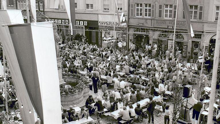 Das Kitzinger Weinfest wurde ab 1979 auf dem Marktplatz gefeiert, die Bühne war vor dem Haushaltswarenladen Dietz.