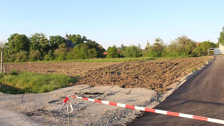 Zur Auswahl für den neuen Kindergarten steht diese Fläche im Baugebiet 'Seeflur' in Wiesentheid, unweit der Kreuzkapelle (links im Hintergrund).