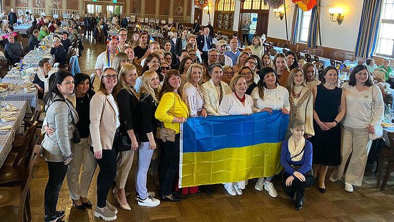 Bayerns Sozialministerin Ulrike Scharf hat 400 Helferinnen und Helfer empfangen, die sich um Menschen kümmern, die aus der Ukraine nach Bayern geflüchtet sind. Das Bild zeigt die Teilnehmer des Empfangs.