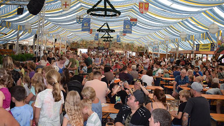 Das Zelt war voll beim Kindernachmittag auf der Laurenzi-Messe.