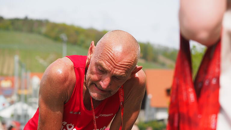 Saaletal-Marathon SV Ramsthal       -  Geschafft, aber glücklich nach seinem Halbmarathon-Lauf: der 66-jährige Sebastiano Ilardi von der LG-Lohr-Rechtenbach