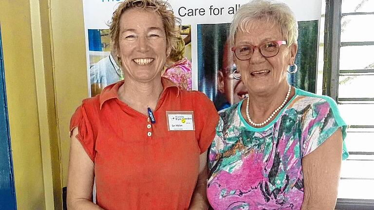 Traudl Lommel (rechts) übergibt die Geldspende aus Grettstadt an Dr. Helen Roberts vom Kwale Augenzentrum Mombasa. Traudl Lommel (rechts) übergibt die Geldspende aus Grettstadt an Dr. Helen Roberts vom Kwale Augenzentrum Mombasa.