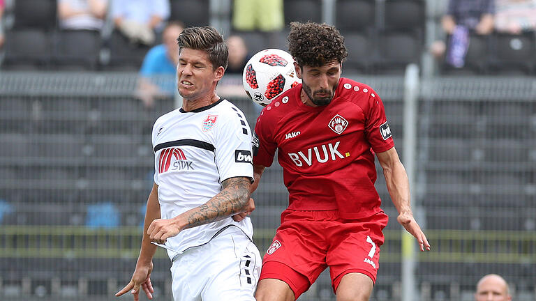 FC Würzburger Kickers - KFC Uerdingen 05       -  Christian Dorda (KFC Uerdingen 05) im Zweikampf, Duell, duel, tackle mit Fabio Kaufmann (FC Würzburger Kickers), FC Würzburger Kickers - KFC Uerdingen 05, 3.Liga, Saison 2018/2019, Würzburg, 04.08.2018, Foto: Jan Kuppert, FC Würzburger Kickers - KFC Uerdingen 05, [Foto: foto2press.de, Schwarzwaldstraße 19, 69124 Heidelberg - Tel +49 (0)6221 718837 - info@foto2press.de - www.foto2press.de - Veröffentlichung nur mit Urheberangabe gegen Honorar gestattet und Belegexemplar erbeten *** Lieferung erfolgt ausschließlich unter Anerkennung der AGB, einzusehen unter http://www.foto2press.de/agb *** Foto nur für redaktionelle Verwendung - no model release!]