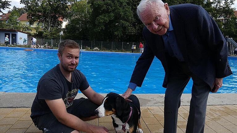 Dem tierischen Treiben schaute auch Staatssekretär a. D. Albert Meyer zu. Mit im Bild: Maja mit Herrchen Andre Sauerschell.