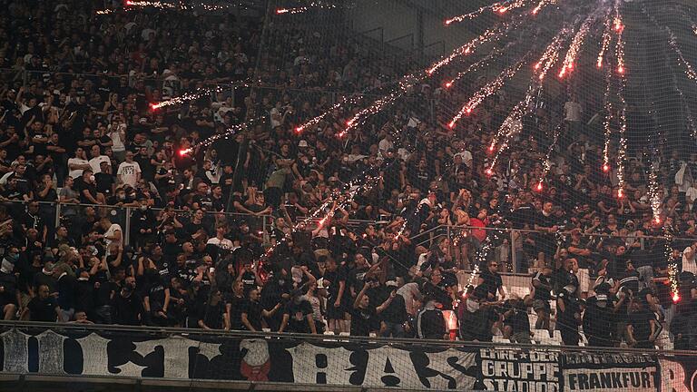 Raketen gezielt in den 'gegnerischen' Fanblock schießen, wie hier beim Champions-League-Spiel zwischen Olympique Marseille und Eintracht Frankfurt – ein Frankfurter Fan wurde am Hals getroffen und schwer verletzt.