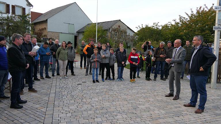 Mit rund 100 Gästen war fast die gesamte Bevölkerung Greßhausens zur offiziellen Straßenfreigabe mit Bürgermeister Peter Kraus (rechts) und Landrat Wilhelm Schneider (Zweiter von rechts) anwesend. Mit rund 100 Gästen war fast die gesamte Bevölkerung Greßhausens zur offiziellen Straßenfreigabe mit Bürgermeister Peter Kraus (rechts) und Landrat Wilhelm Schneider (Zweiter von rechts) anwesend.