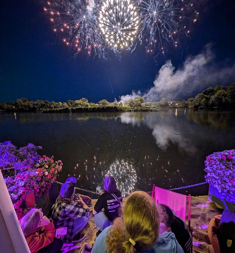 Knapp 3000 Gäste bestaunten am Montagabend das Feuerwerk auf dem Promenadenweinfest in Kitzingen.