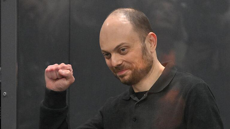 Kremlgegner Wladimir Kara-Mursa - Zuletzt waren die Sorgen um den seit langem gesundheitlich schwer angeschlagenen Politiker groß. (Archivbild) Kremlgegner Wladimir Kara-Mursa - Zuletzt waren die Sorgen um den seit langem gesundheitlich schwer angeschlagenen Politiker groß. (Archivbild)