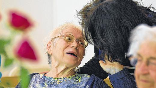 Zufrieden im neuen Zuhause in Trennfeld: Helga Härtel an der Kaffeetafel im Gespräch mit ihrer Tochter Tanja, die zu Besuch ist. Zufrieden im neuen Zuhause in Trennfeld: Helga Härtel an der Kaffeetafel im Gespräch mit ihrer Tochter Tanja, die zu Besuch ist.