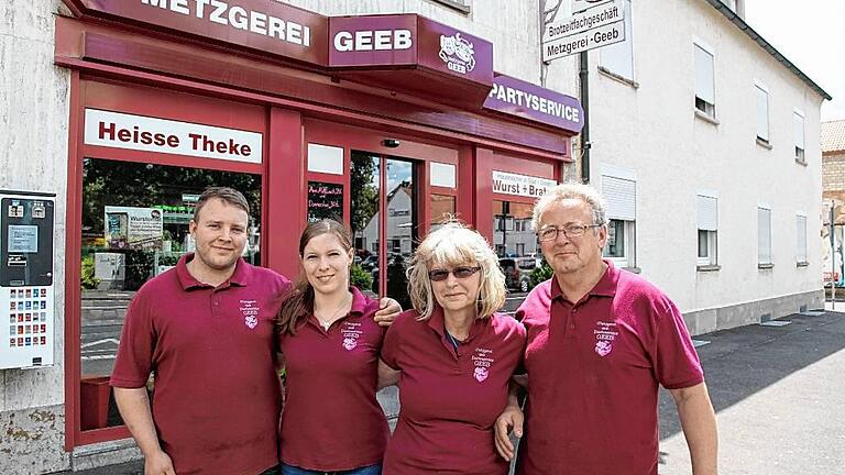 Vierte Generation führt Metzgerei Geeb       -  (spf)   Die zweitälteste Metzgerei in Schweinfurt wird innerhalb der Familie Geeb in vierter Generation weitergeführt. Rudolf und Christiane Geeb haben das stadtbekannte Geschäft in der Würzburger Straße im Stadtteil Oberndorf in diesen Tagen an ihren Sohn Michael übergeben.  Zusammen mit seiner Lebensgefährtin Tina Wegner führt er bereits seit zwei Jahren die Produktion. Damals hatte Michael Geeb das ehemalige Gebäude von Reifen Ziegler am Oberndorfer Weiher gekauft und umgebaut und unter anderem mit modernen und umweltfreundlichen Energiesystemen wie Blockheizkraftwerk, Photovoltaik und Wärmerückgewinnung ausgestattet. &bdquo;Wir legen viel Wert auf Nachhaltigkeit und sind deshalb auch zertifiziertes Mitglied im Umweltpakt Bayern&ldquo;, betont der Unternehmensnachfolger. Die Metzgerei, zu der auch ein Partyservice gehört, wurde vor 82 Jahren von Urgroßvater Rudolf Geeb gegründet. Dessen Sohn Hans vergrößerte das Geschäft später, das seit 1984 von Rudolf und Christiane Geeb geleitet wurde. &bdquo;Jetzt dürfen die Jungen ran&ldquo;, freuen sich die beiden über die Fortführung der Familientradition (im Bild, von links): Michael Geeb, Tina Wegner, Christiane und Rudolf Geeb.