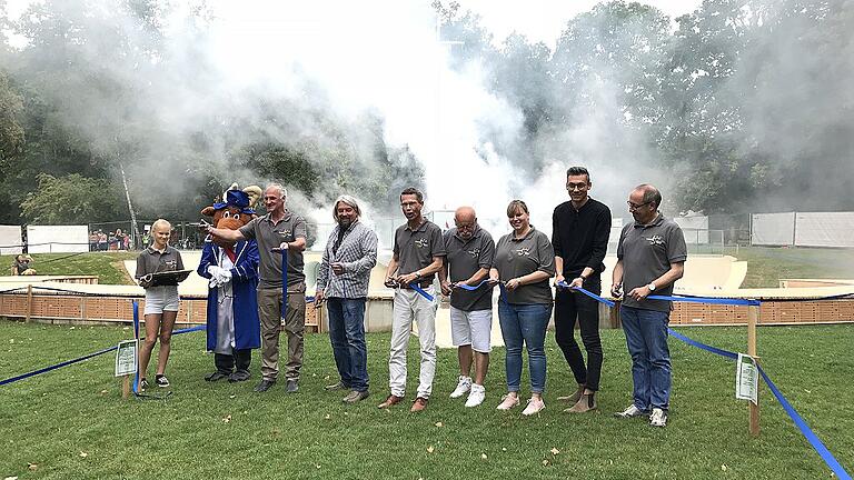 Großer Auftritt für den Wildparkdampfer: Nebelmaschinen hüllten den Wasserspielbereich ein, während Wildparkleiter Thomas Leier, Oberbürgermeister Sebastian Remelé, Baureferent Ralf Brettin und Ehrengäste das Band symbolisch durchschnitten.