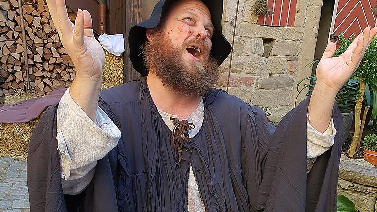 Autor Christian Ziegler ist selbst ein begnadeter Laienschauspieler &ndash; hier als Leichensammler in der Pest-Szene im Erlwein-Hof.
