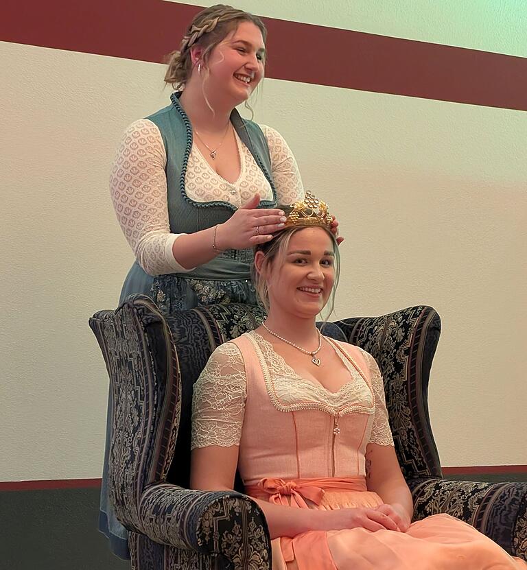 Christina Lindner krönte ihre Freundin Amelie Eisen zur neuen Nenzenheimer Weinprinzessin. Christina Lindner krönte ihre Freundin Amelie Eisen zur neuen Nenzenheimer Weinprinzessin.
