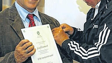 Ausgezeichnete Arbeit: Unterfrankens Fußballchef Rolf Eppelein (rechts) steckt Bezirksjuniorenleiter Josef Emmert die frisch verliehene DFB-Verdienstnadel an.
