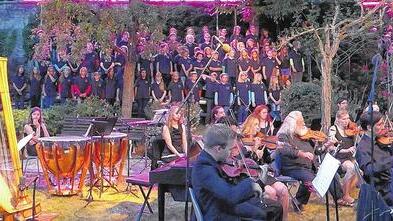 200 Mitwirkende &ndash; Kinder und Erwachsene, Laien und Profis, Sänger und Instrumentalisten &ndash; beim Classic-Open-Air am Finanzamt in Zeil.