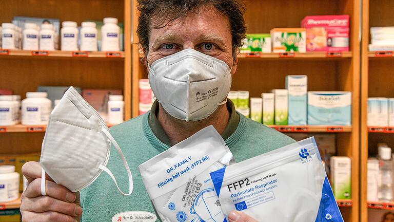 Wolfgang Schindelmair, Inhaber der Glocken-Apotheke in Würzburg mit den begehrten FFP2-Masken. Wolfgang Schindelmair, Inhaber der Glocken-Apotheke in Würzburg mit den begehrten FFP2-Masken.