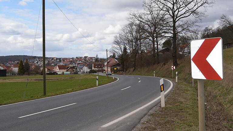 Die bisherige B 286 zwischen Arnshausen und Terzenbrunn (Abfahrt Wirmsthal) soll zurückgebaut werden, wenn die neue Bundesstraße fertig ist. Die bisherige B 286 zwischen Arnshausen und Terzenbrunn (Abfahrt Wirmsthal) soll zurückgebaut werden, wenn die neue Bundesstraße fertig ist.