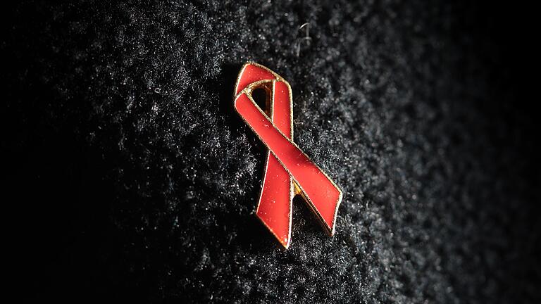 Die AIDS-Schleife ist ein internationales Zeichen der Solidarität mit Menschen, die an AIDS erkrankt sind.