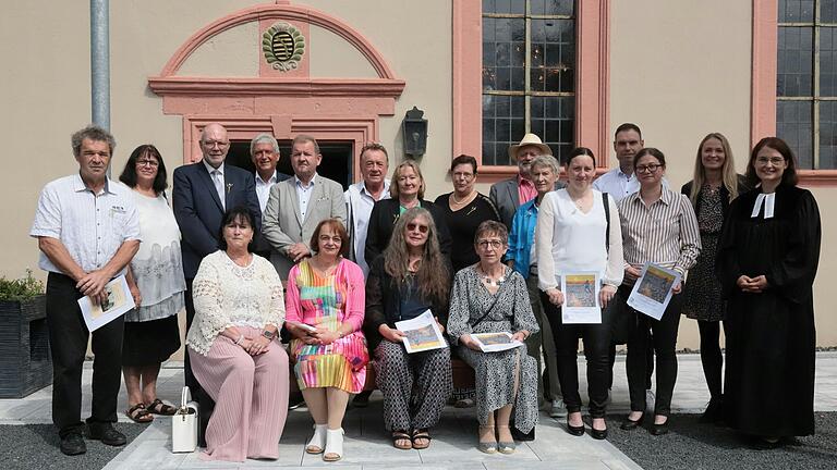 Auf dem Foto hinten von links: Martin Schirmer, Inge Schuhmann, Armin Schätzlein, Harald Gerber, Michael Schneider, Bernd Schuhmann, Margit Behr, Anita Gorr, Winfried Weppert, Irene Hirsch, Sebastian Büchner (silb.), Evelyn Schirmer (silb.); vorne von links: Carmen Heyn, Elfriede Appold, Renate Schirmer-Beck, Anita Hau, Jessica Frank (silb.), Ines Sidon (silb.), Frau Pfarrerin Katrin Wagner.