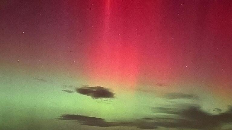 Diese Polarlichter in roten und grünen Farben konnte man am Donnerstagabend oberhalb von Schloss Saaleck fotografieren. Diese Polarlichter in roten und grünen Farben konnte man am Donnerstagabend oberhalb von Schloss Saaleck fotografieren.
