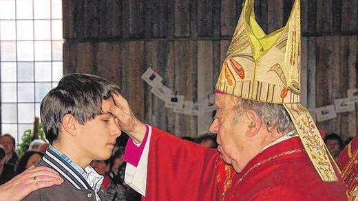 Bischof Paul-Werner Scheele im Haßgau: Hier spendet er im März 2013 in der Aidhäuser Kirche Sankt Peter und Paul das Sakrament der Firmung.